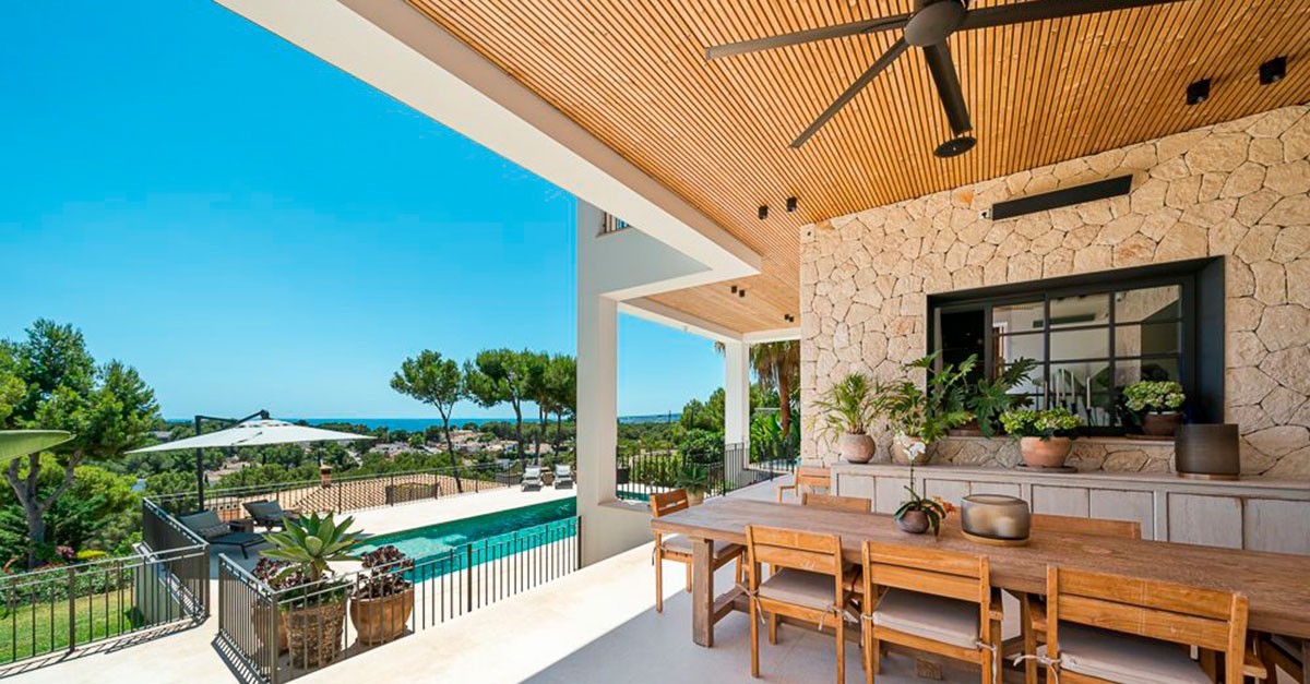 7 reasons why it's a good idea to buy or sell a house in August