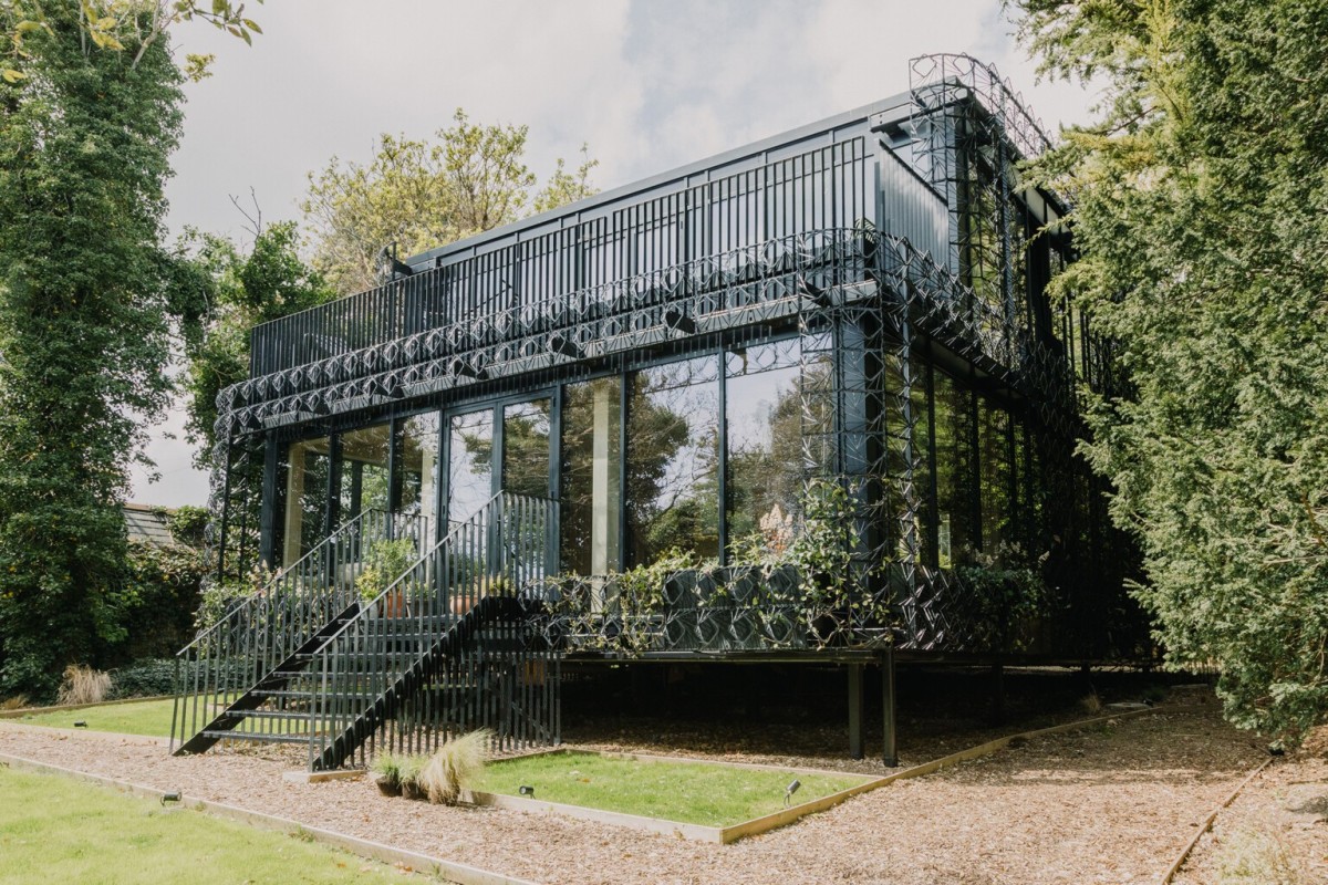 Between nature and the beach: a fantastic house in the village that Charles Dickens fell in love with