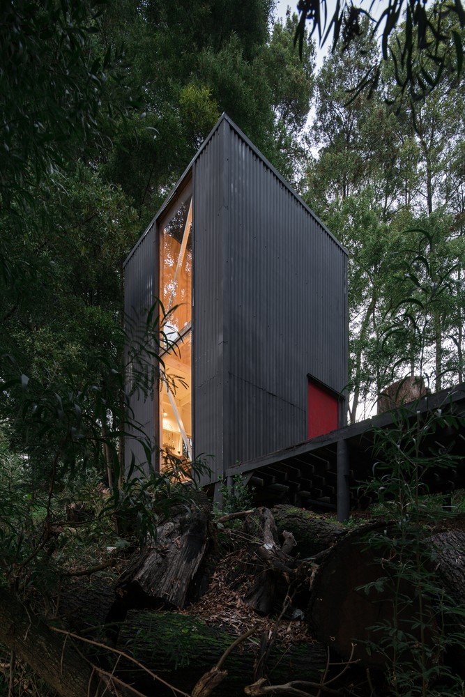 3x3 cabin is a refuge from the urban world