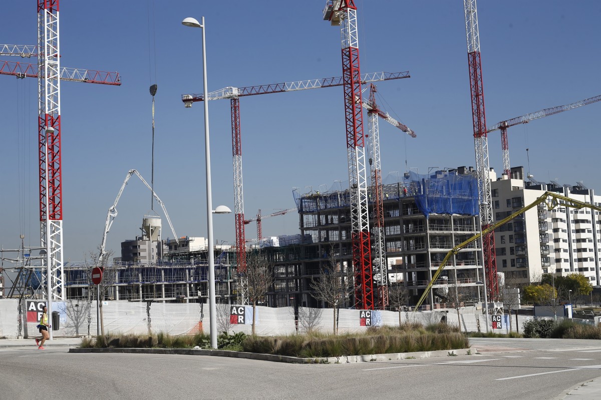 Archivo - Imagen de archivo de viviendas en construcción