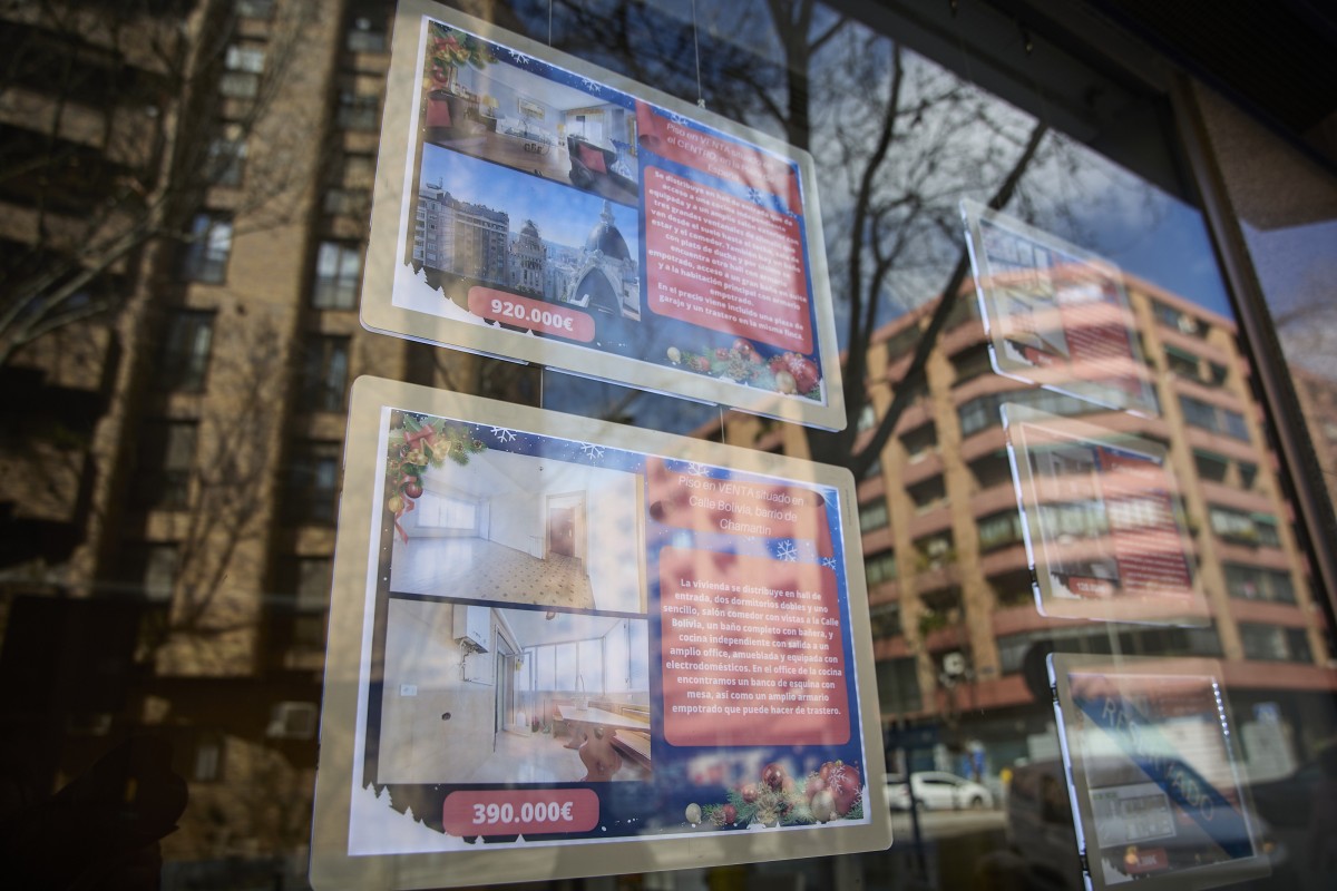 Carteles de viviendas en venta en el escaparate de una inmobiliaria