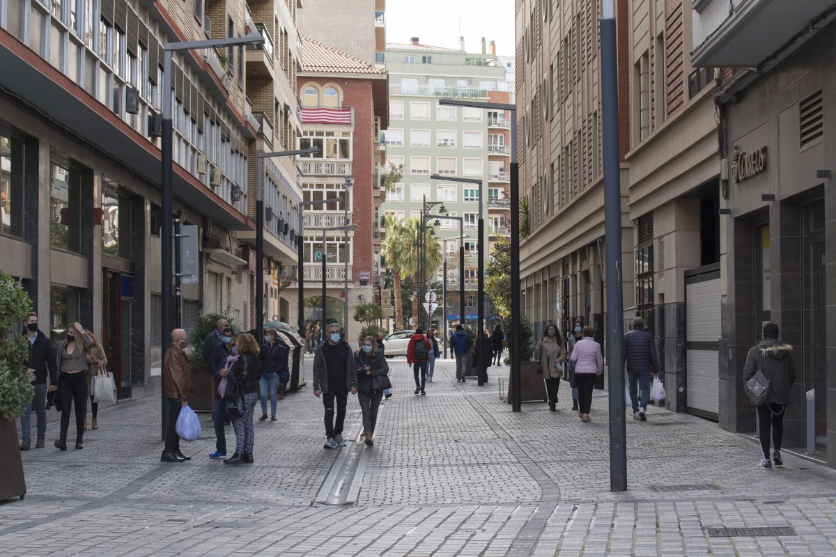 Transeúntes caminan por la calle en Logroño
