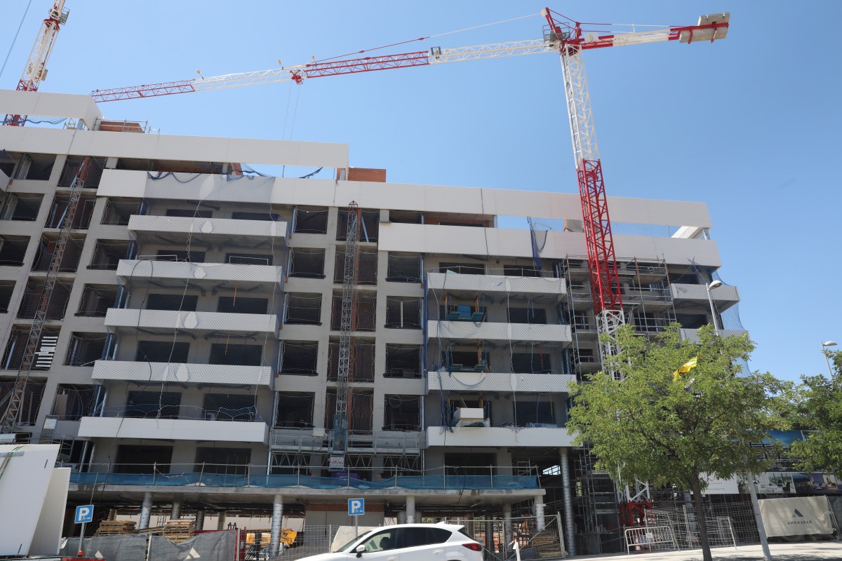 Archivo - Edificio de viviendas en construcción en Madrid