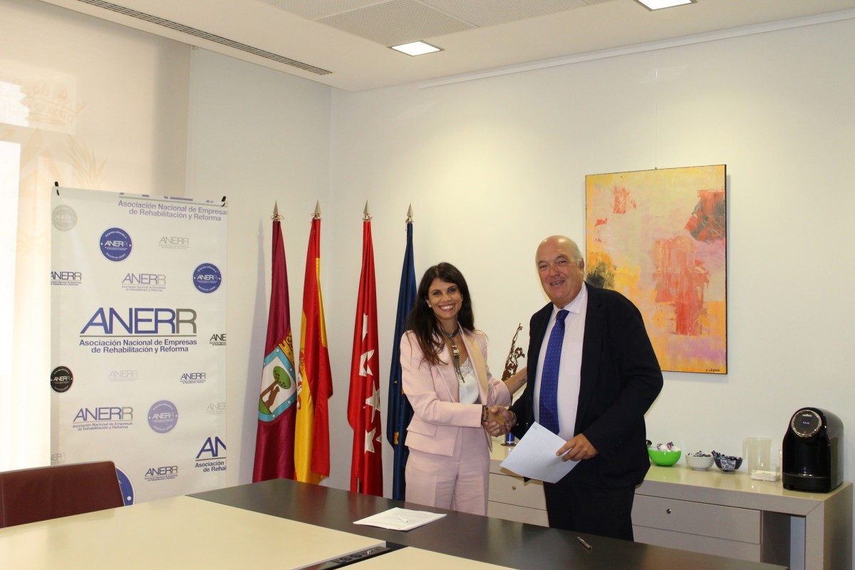 Firma del acuerdo entre ANERR y UCI
