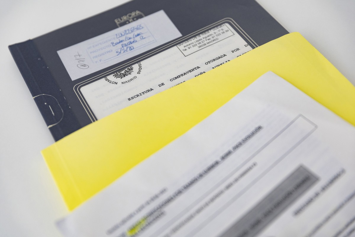 Documentación para la firma de una hipoteca, a 15 de marzo de 2023, en Madrid (España).