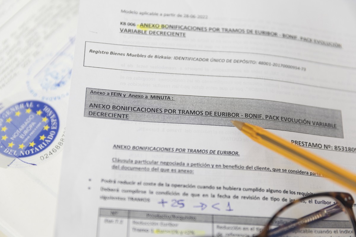 Documentación para la firma de una hipoteca, a 15 de marzo de 2023, en Madrid (España)