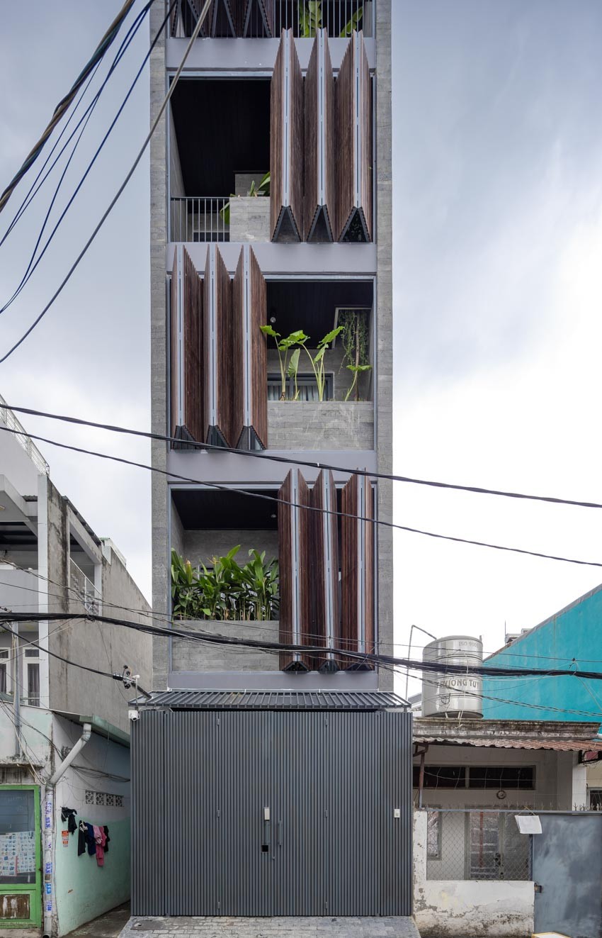 Fachada con las persianas plegadas