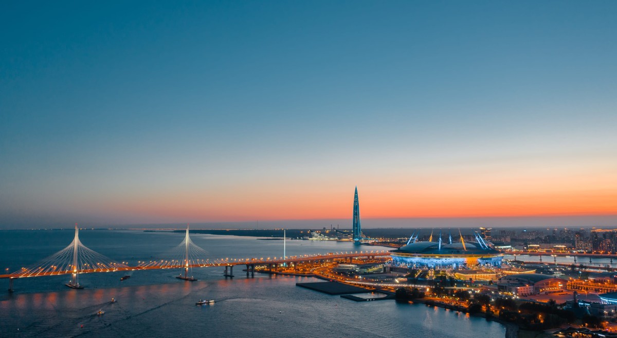 La torre sobre el mar y un puente 