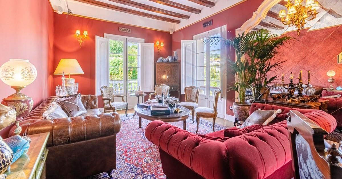 Saló Drac, amb grans finestrals i una xemeneia / idealista