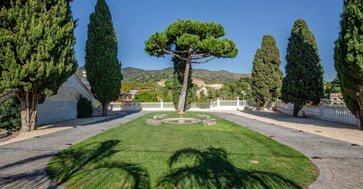 La propietat acull un jardí consolidat amb varietat de plantes i arbres / idealista