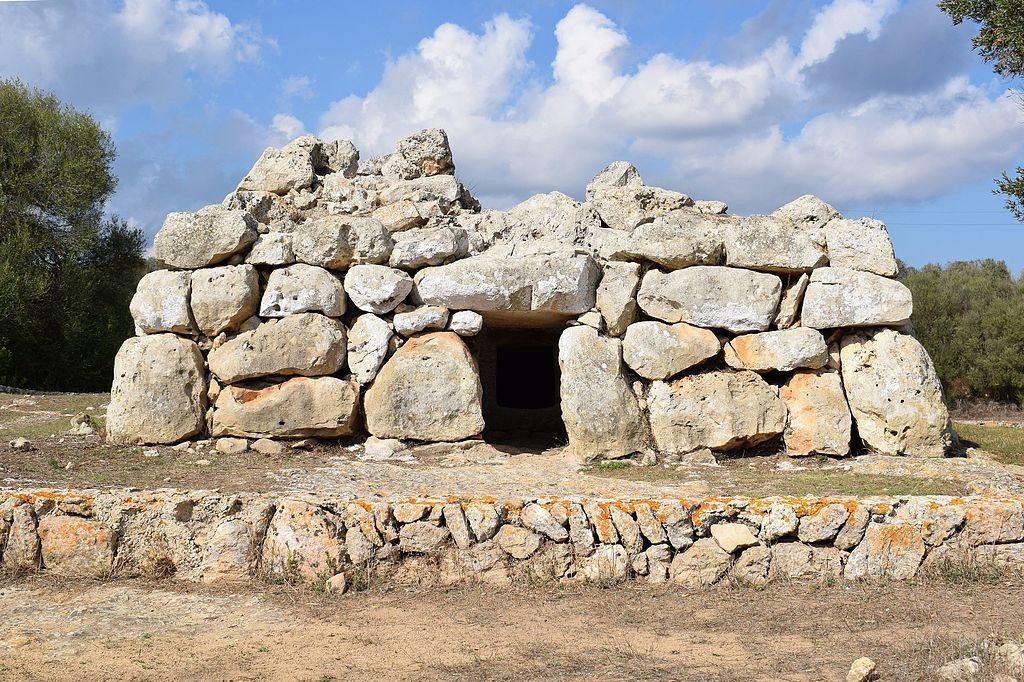 Navalots, the houses of the dead that we can visit in Menorca