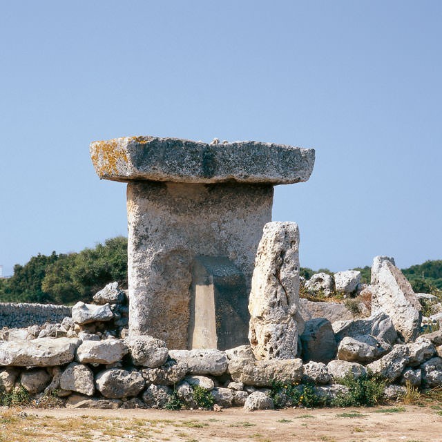 Navetas, houses of the dead that we can visit in Menorca