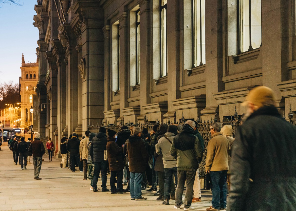 Archivo - Decenas de personas hacen cola para contratar Letras del Tesoro, en el Banco de España, a 3 de febrero de 2023, en Madrid (España).