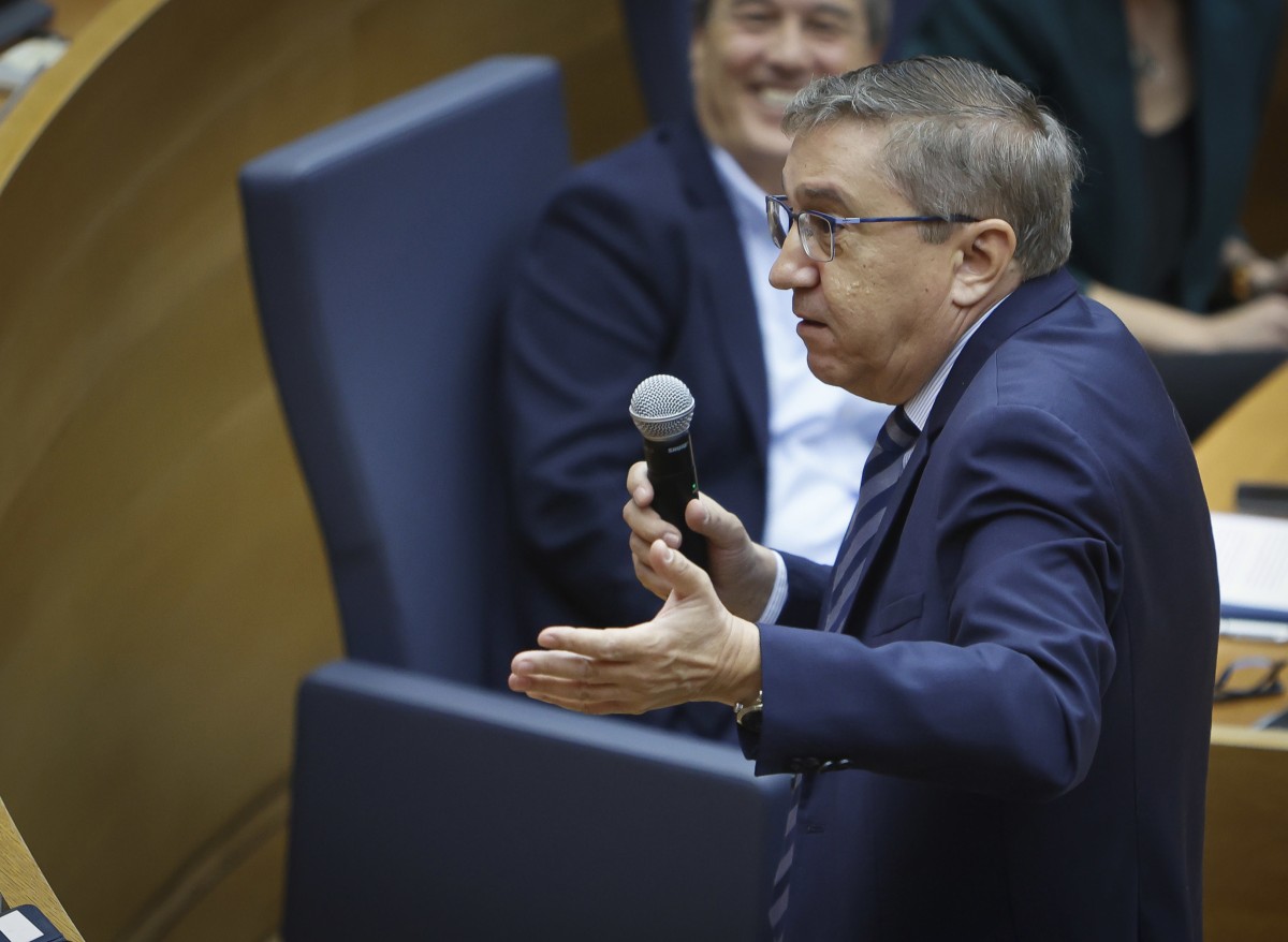 El conseller José Antonio Rovira, en la sesión de control en Les Corts