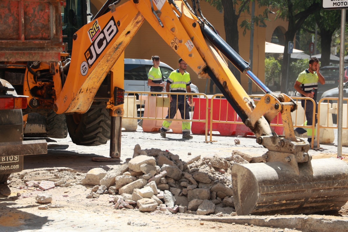 Archivo - Trabajadores de la construcción en una obra en el centro de Sevilla