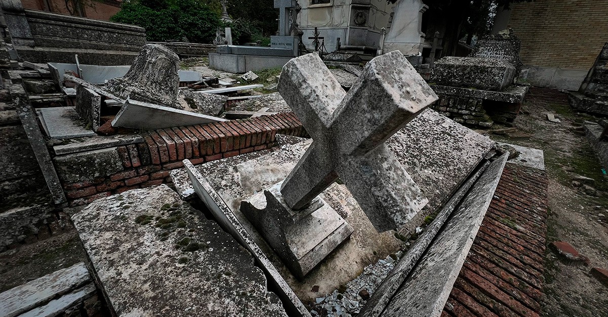 Cementerio antiguo de la Almudena, zona “de epidemias”. Cementerio antiguo de la Almudena, zona “de epidemias”.