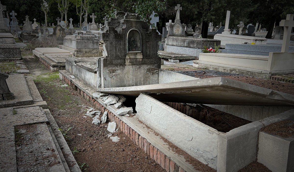 Cementerio antiguo de la Almudena, zona “de epidemias”. Cementerio antiguo de la Almudena, zona “de epidemias”.