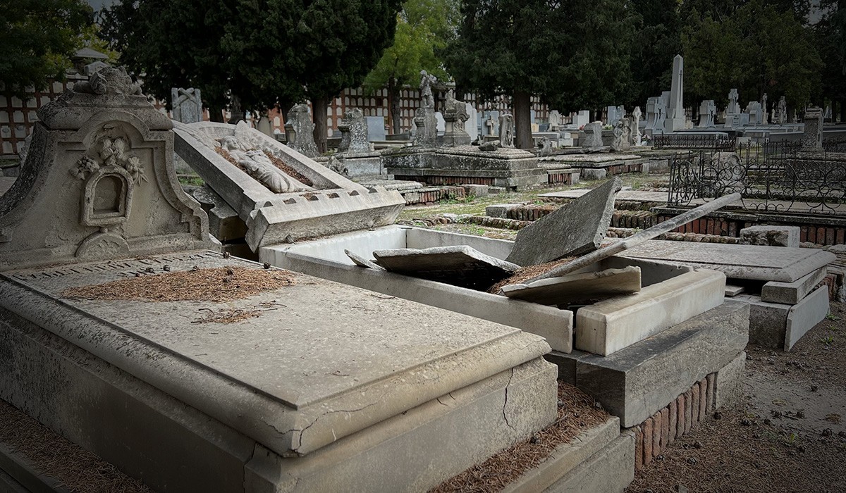 Cementerio antiguo de la Almudena, zona “de epidemias”. Cementerio antiguo de la Almudena, zona “de epidemias”.