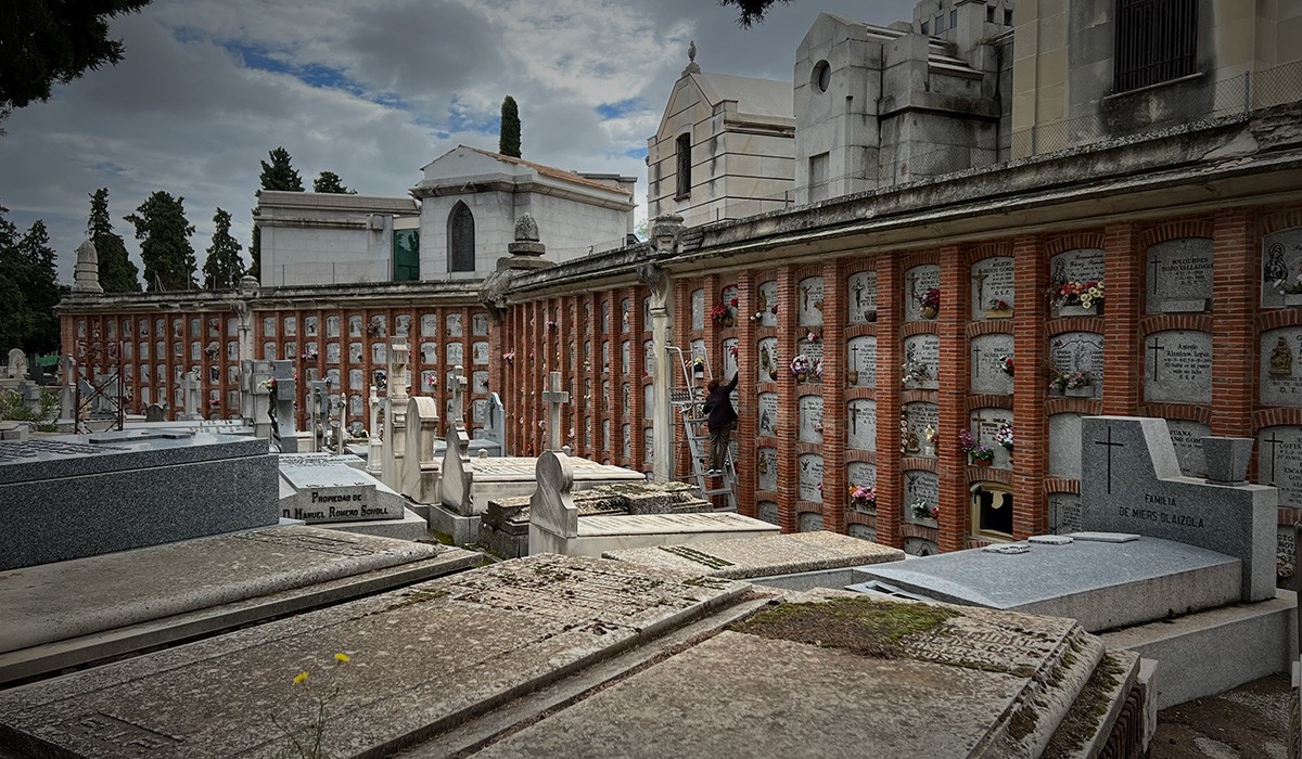 Señora limpiando un nicho en el cementerio de la Almudena. Señora limpiando un nicho en el cementerio de la Almudena.