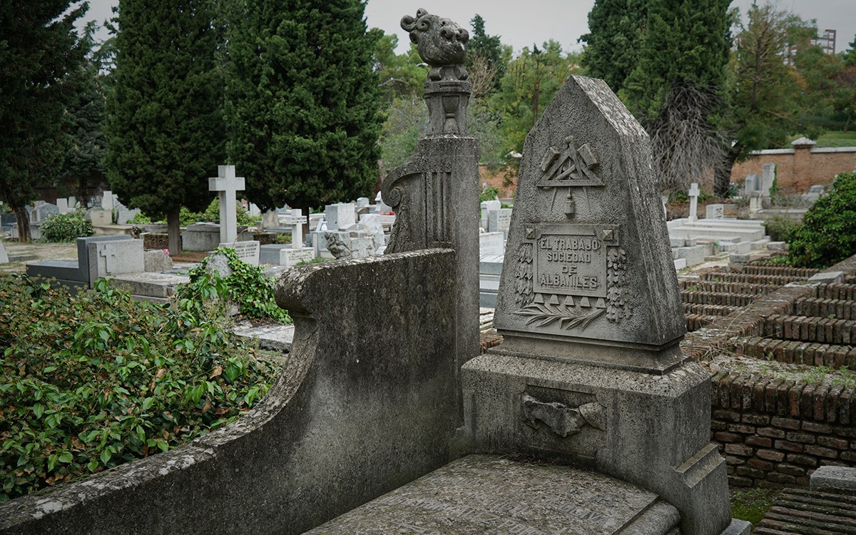 Tumba de los albañiles con simbología masona en el cementerio civil. Tumba de los albañiles con simbología masona en el cementerio civil.
