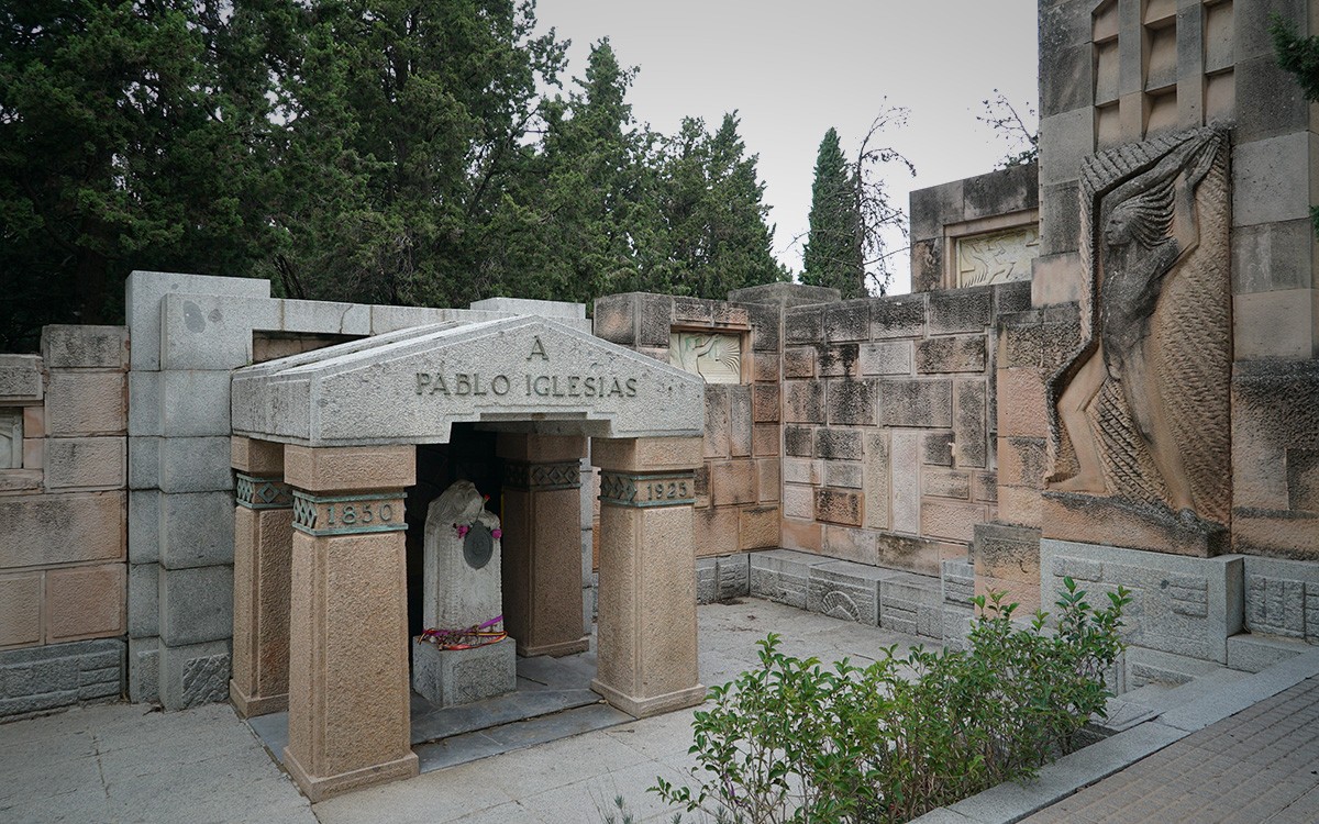 Tumba de Pablo Iglesias en el cementerio civil. Tumba de Pablo Iglesias en el cementerio civil.
