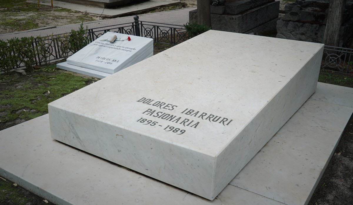Tumba de la Pasionaria en el cementerio civil. Tumba de la Pasionaria en el cementerio civil.