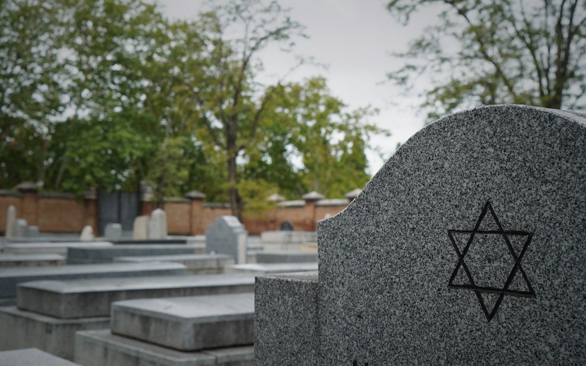 Tumba con la estrella de David en el cementerio hebreo. Tumba con la estrella de David en el cementerio hebreo.