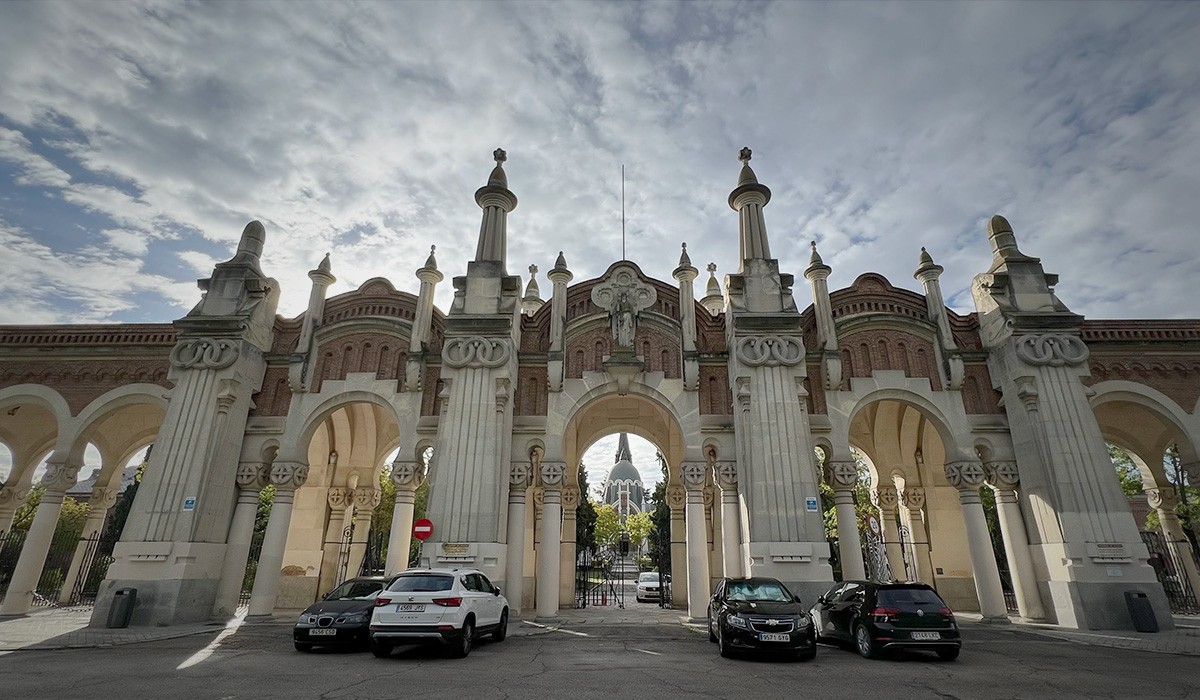 Entrada monumental al cementerio de la Almudena. Entrada monumental al cementerio de la Almudena.