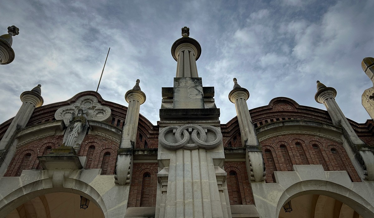 Detalle de los arcos de la entrada al cementerio de la Almudena. Detalle de los arcos de la entrada al cementerio de la Almudena.