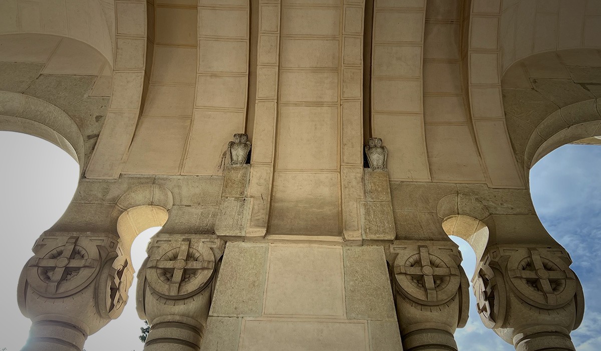 Detalle de los búhos de la entrada al cementerio de la Almudena. Detalle de los búhos de la entrada al cementerio de la Almudena.