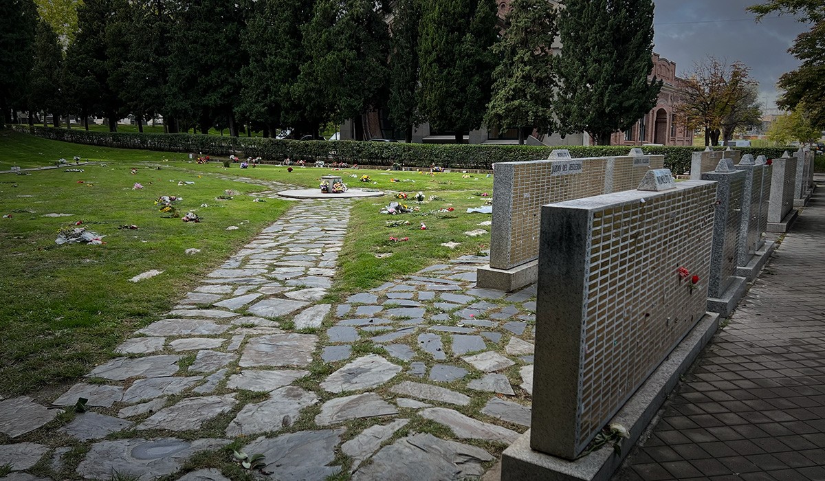 Jardín del Recuerdo destinado a las cenizas en el cementerio de la Almudena. Jardín del Recuerdo destinado a las cenizas en el cementerio de la Almudena.