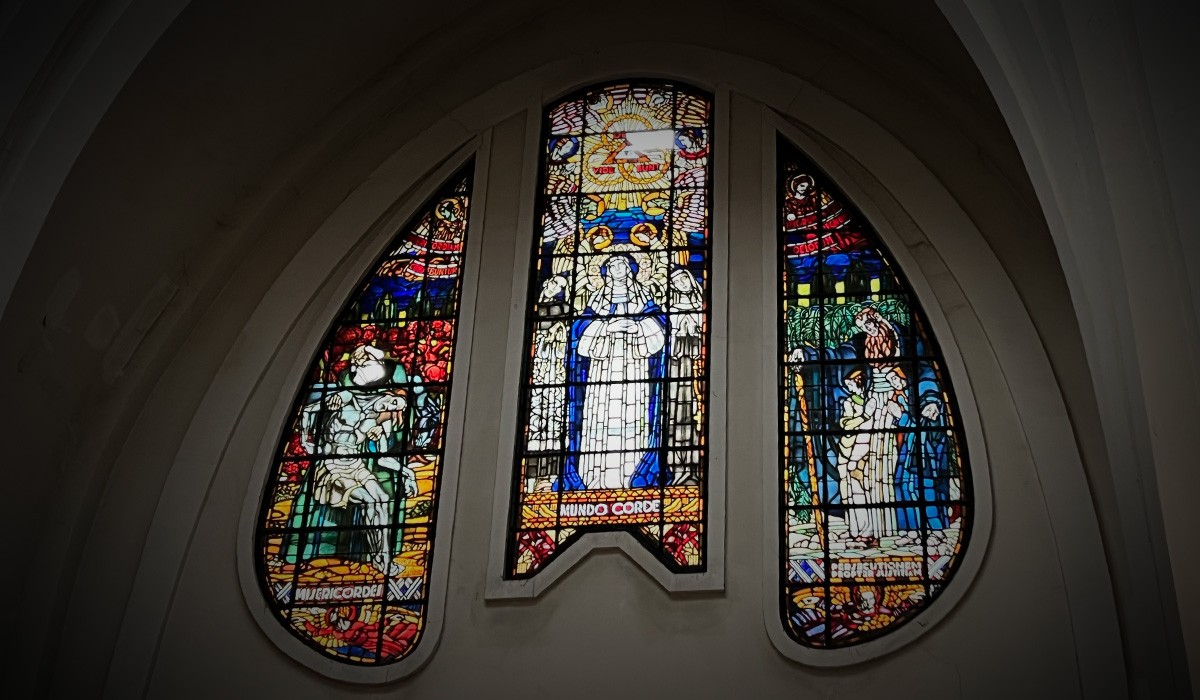Vidrieras de la capilla del cementerio de la Almudena. Vidrieras de la capilla del cementerio de la Almudena.
