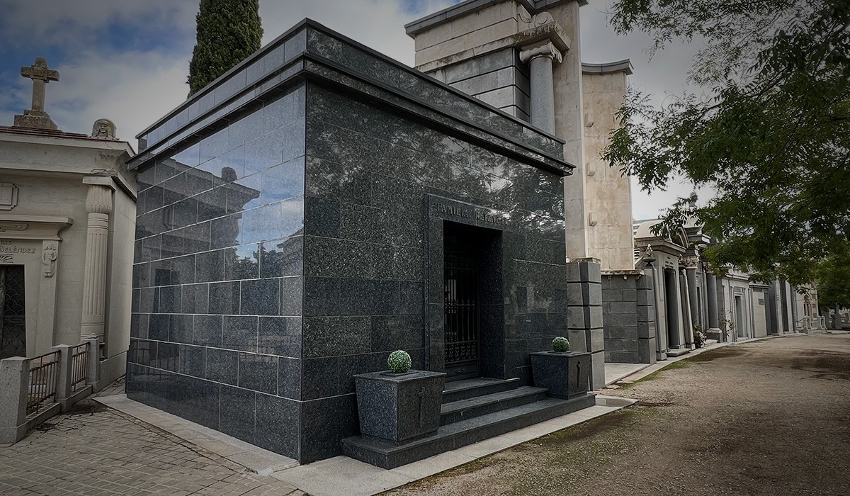 Panteón en granito negro de los que fueran dueños del edificio Windsor. Panteón en granito negro de los que fueran dueños del edificio Windsor.
