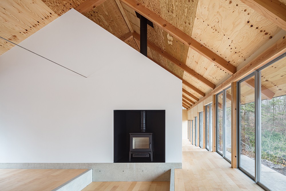 Interior con chimenea