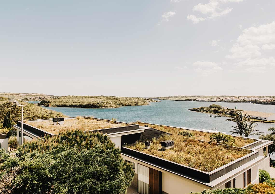 Casa diseñada por el estudio en Mahón, Menorca, con un techo vegetal