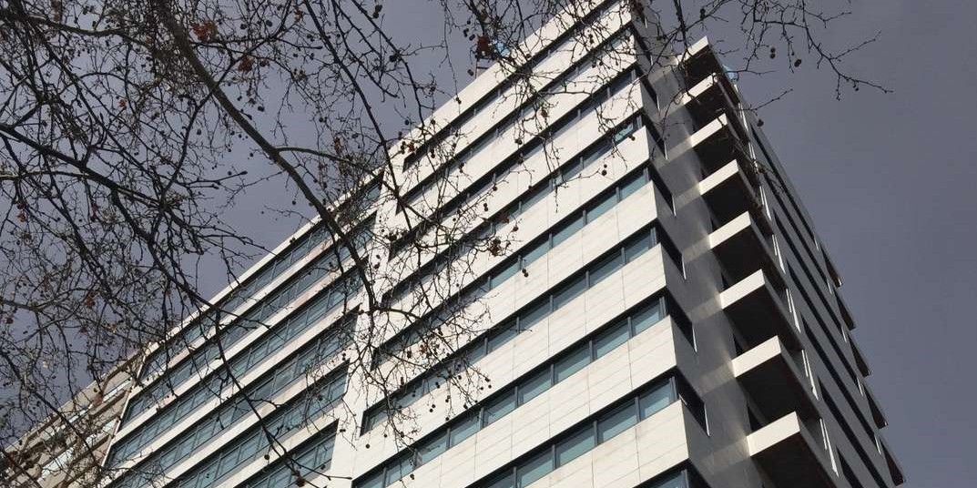 Edificio de oficinas en la Avenida General Perón 27