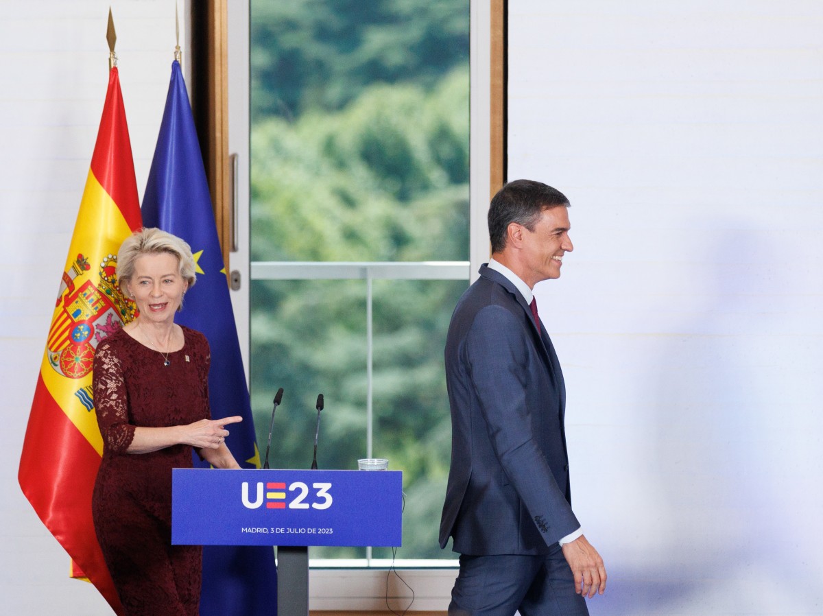 Archivo - La presidenta de la Comisión Europea, Ursula von der Leyen y el presidente del Gobierno, Pedro Sánchez, a su llegada a una rueda de prensa posterior a la reunión plenaria del Gobierno de España y del Colegio de Comisarios, en la Galería de Colec