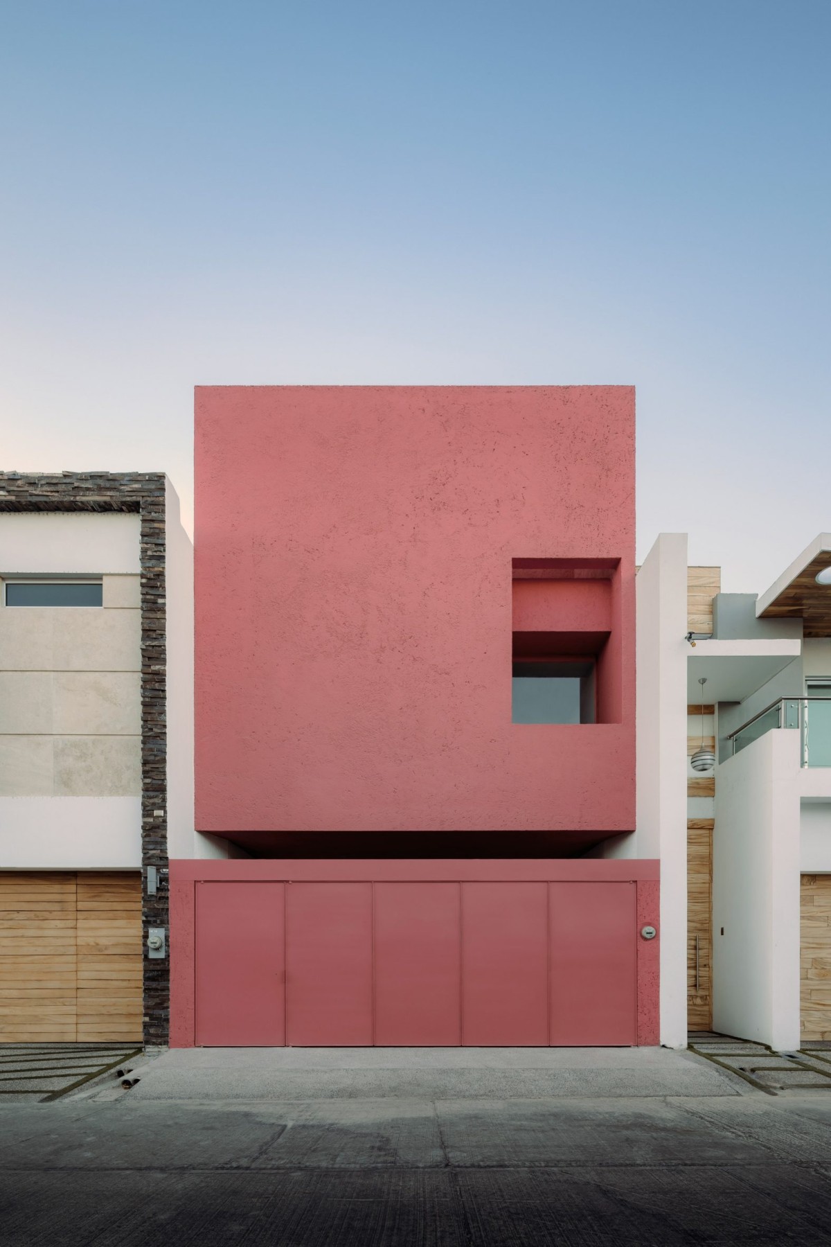 El color rosa marca la esencia de la fachada, además de su minimalismo en las formas y en la decoración de la misma.