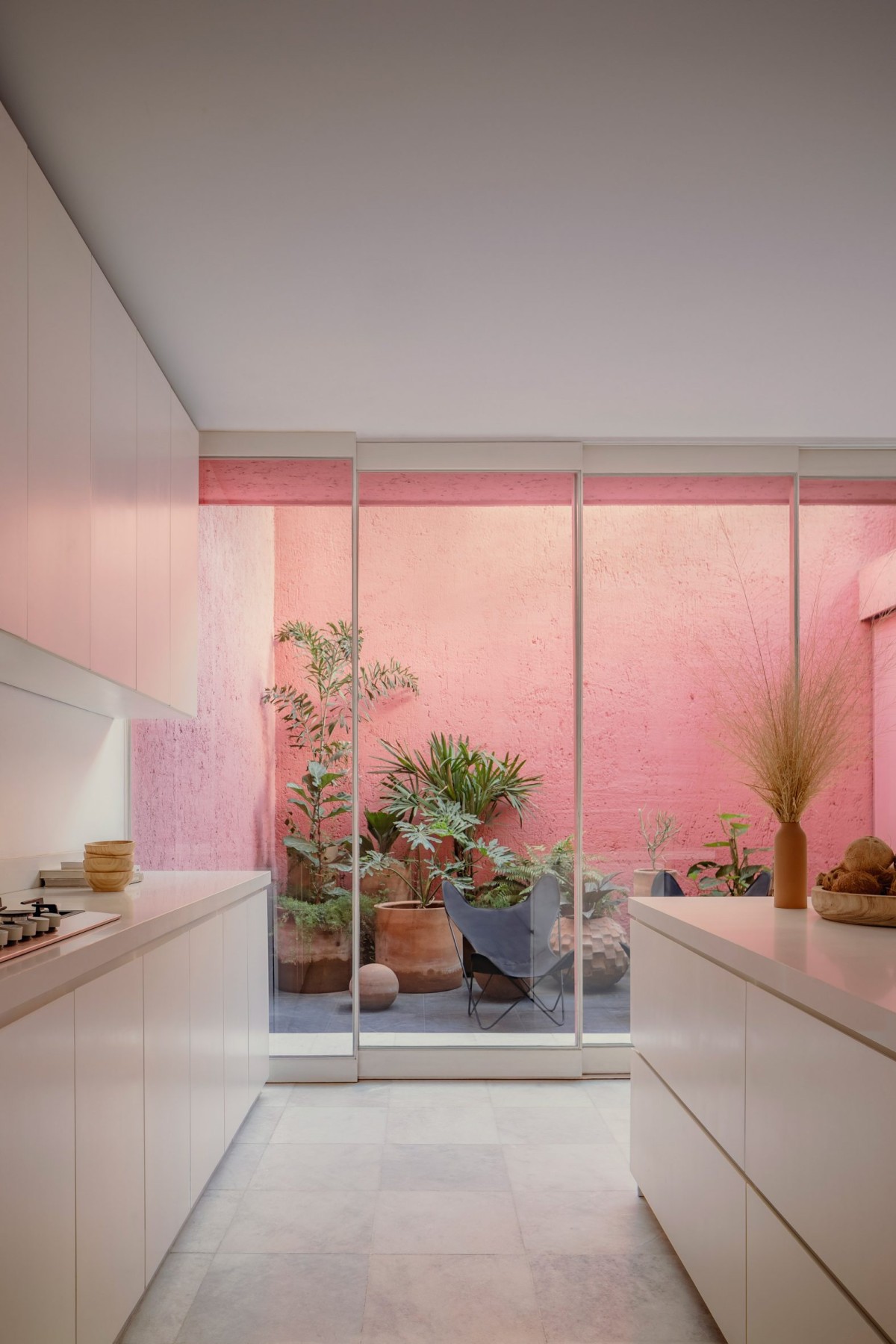 La vivienda cuenta con patios y huecos interiores para la entrada de la luz natural; además, este patio sirve de comunicación entre los espacios comunes.