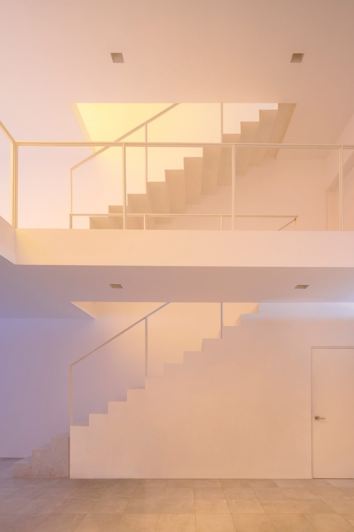 En las aberturas y las escaleras es donde mejor se aprecia la disolución del amarillo y del rosa, creando una atmósfera única.