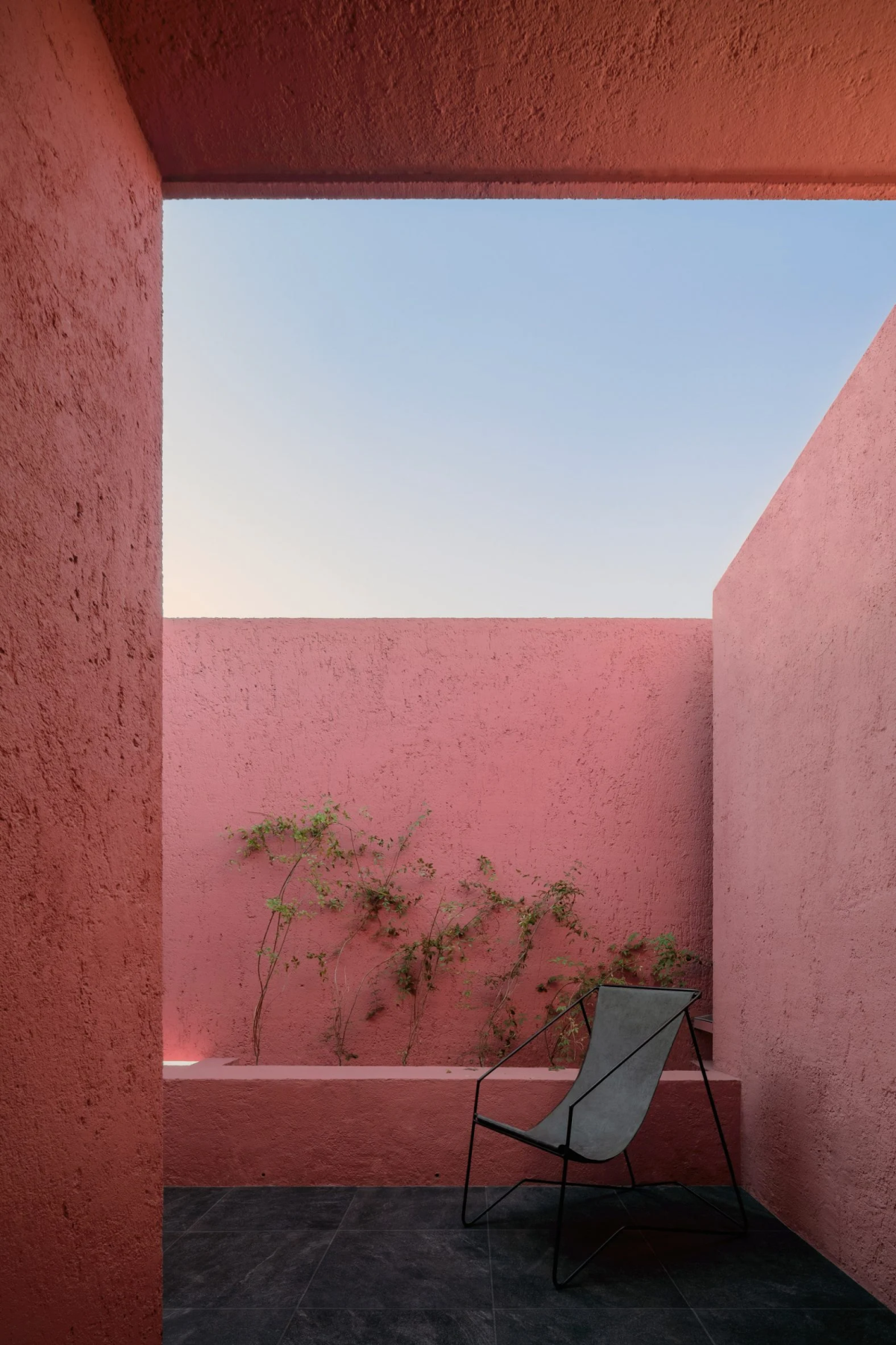 La casa cuenta con terrazas situadas en diversas plantas y todas cuentan con el revestimiento característico rosa.