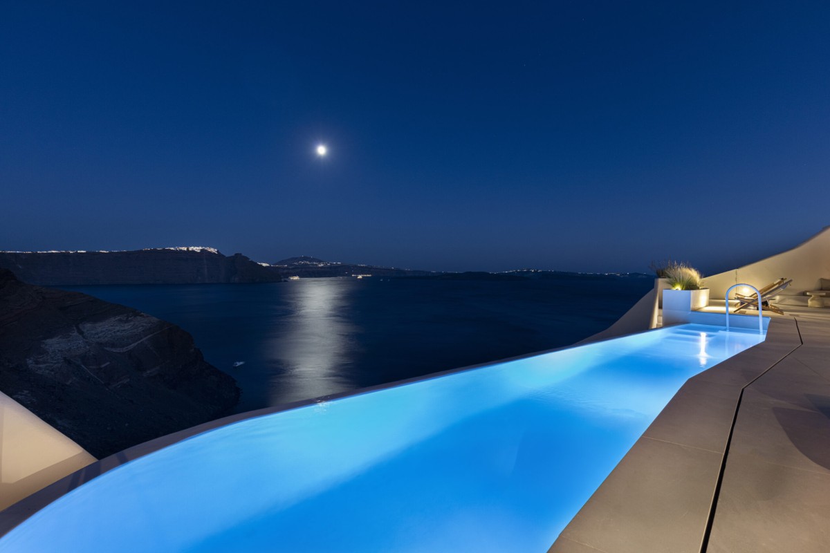 Vistas con la piscina en primer plano al anochecer