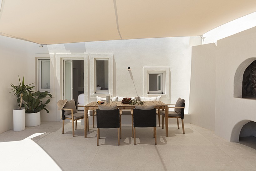 Terraza con mesa y sillas