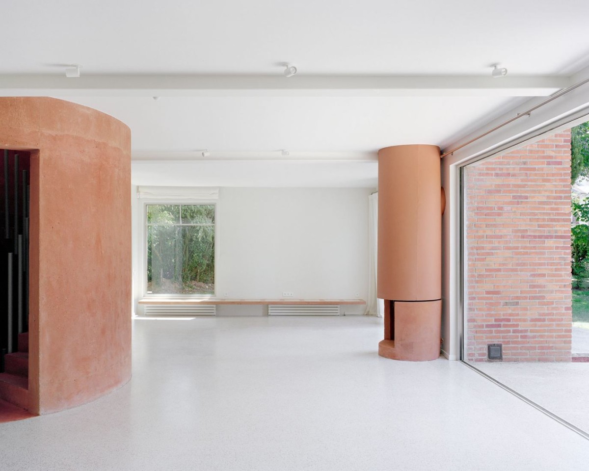 Espacio interior minimalista y muy luminoso