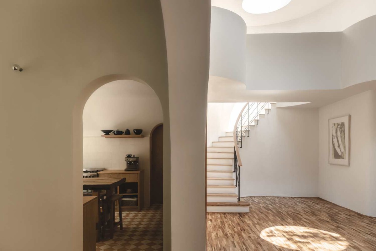 Espacio interior con escaleras al fondo