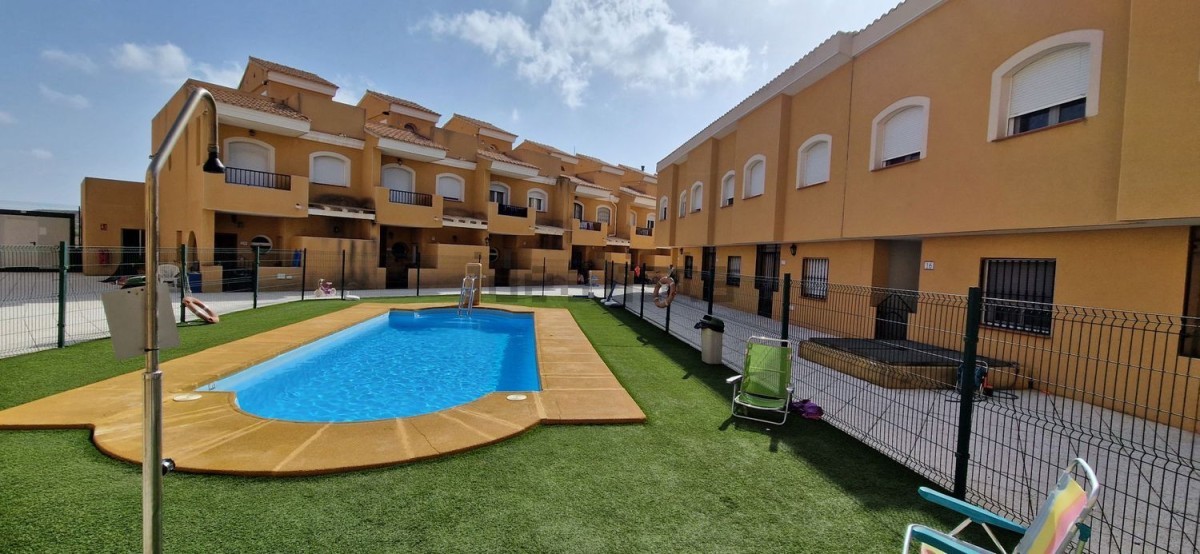 Xalet adossat en subhasta a Almeria per 160.000 euros / idealista