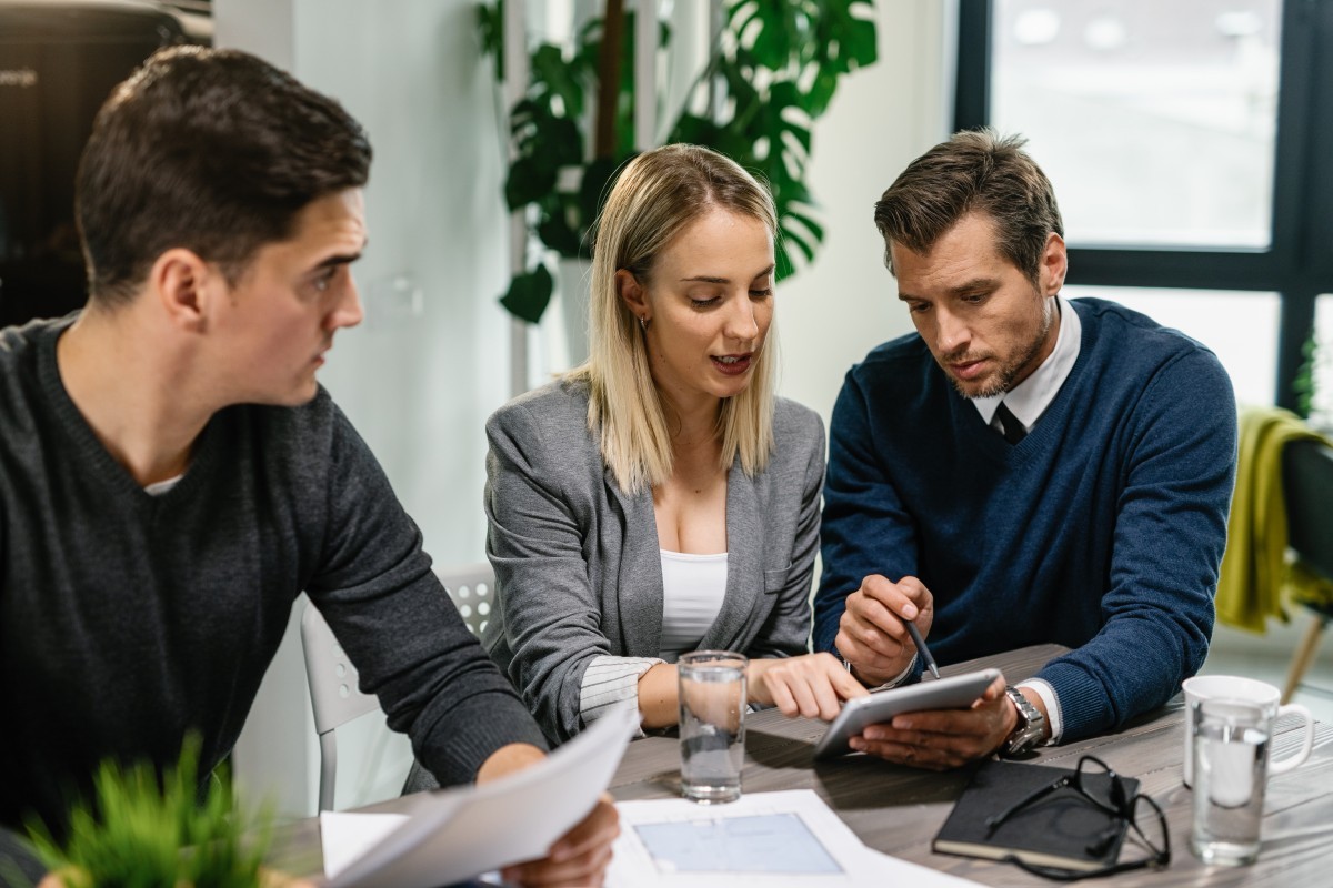 Who should pay tenant default insurance according to the law?