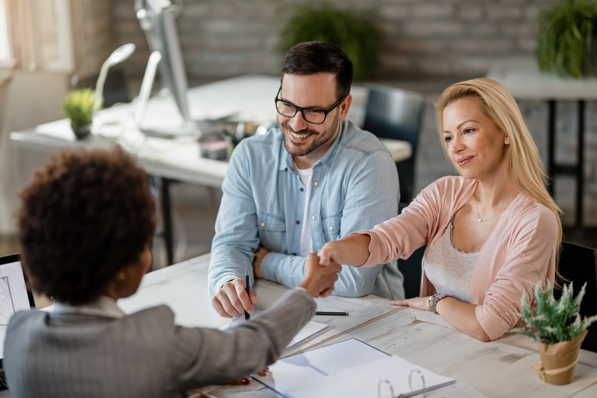 Who should pay tenant default insurance according to the law?