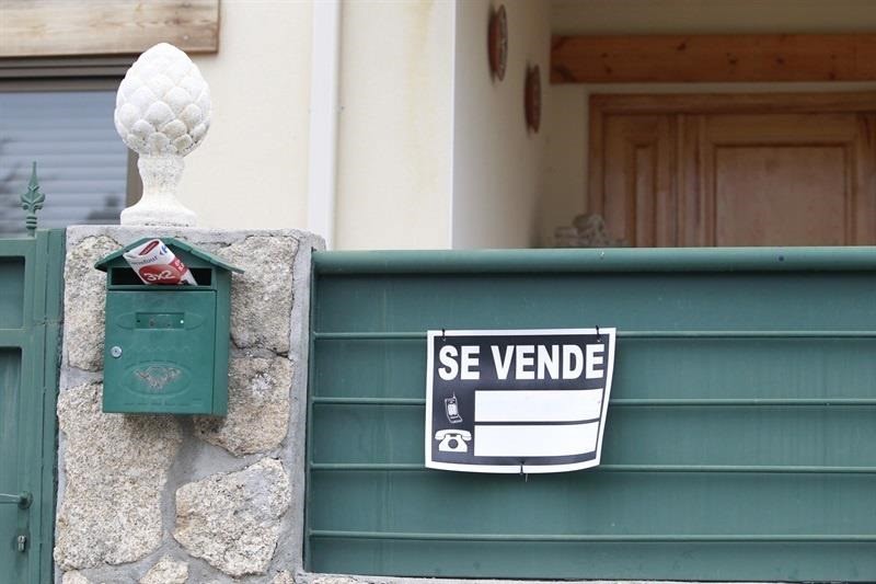 La compraventa de vivienda caerá un 10% en 2024 y el precio medio subirá un 3%, según las previsiones de la patronal Fadei. 