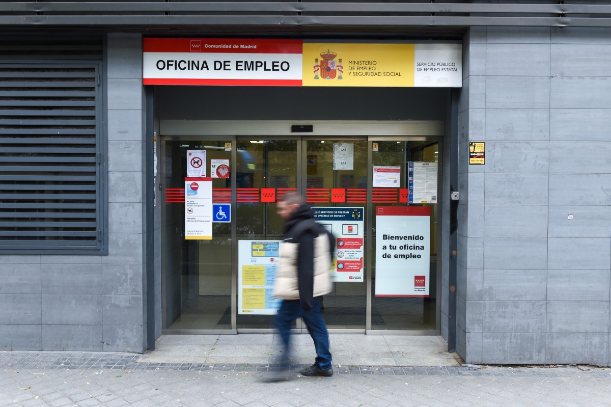Una persona pasa al lado de una oficina de empleo